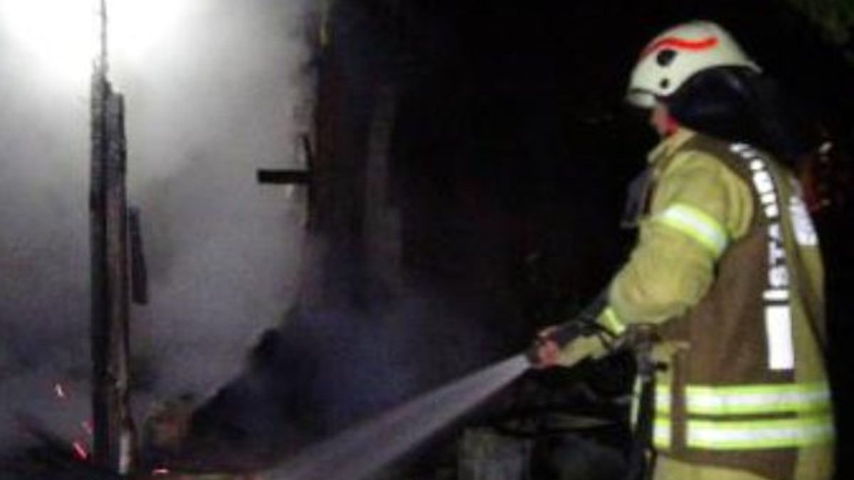 Silivri'de metruk baraka yandı