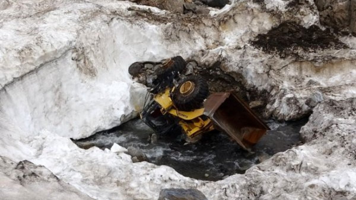 Çığ faciasında kar altında kalan araçlar ortaya çıktı