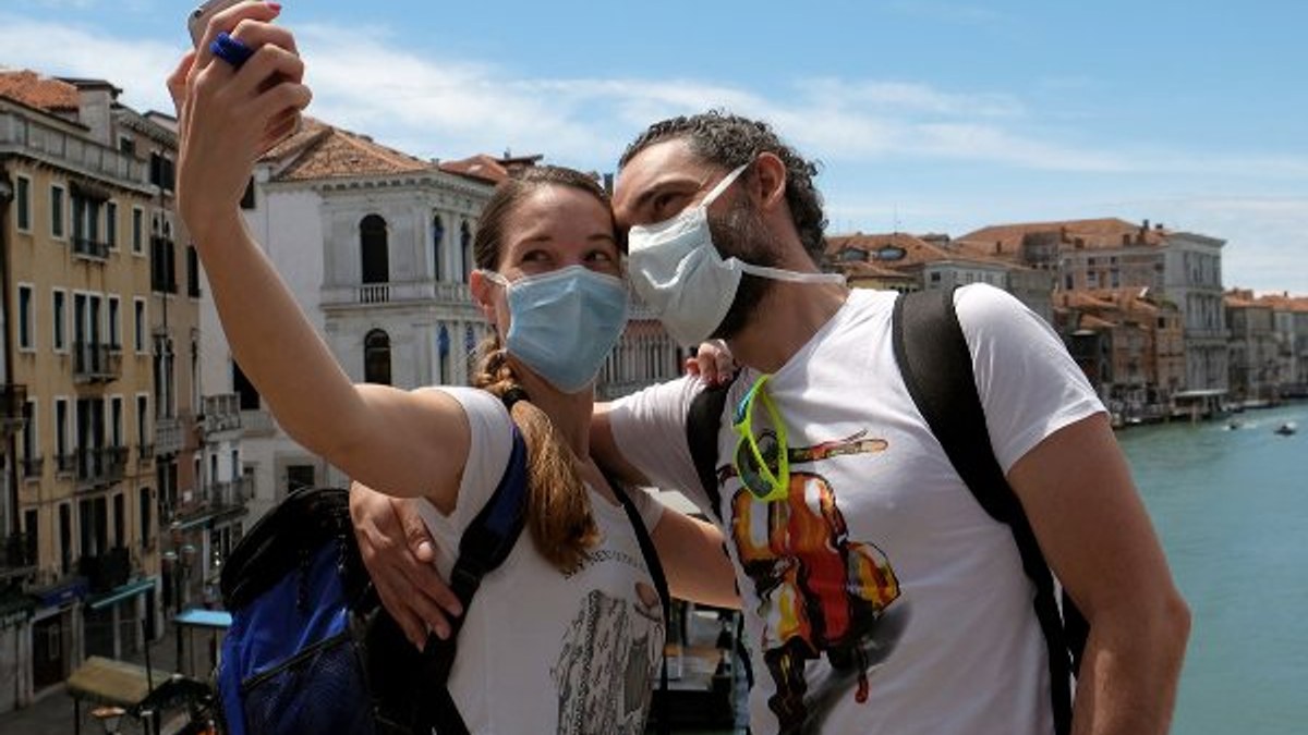 İtalya'da gençlere koronavirüs uyarısı