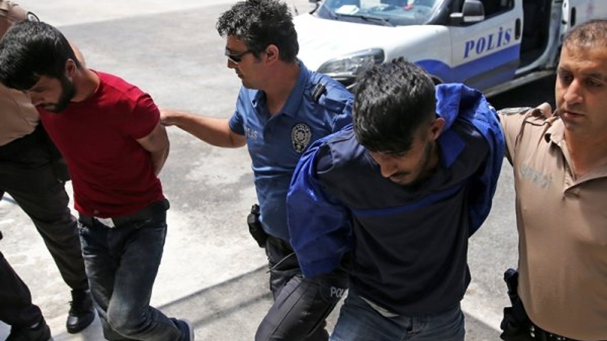 Adana'da 3 kişi polis aracına çarpıp, kaçmaya çalıştı