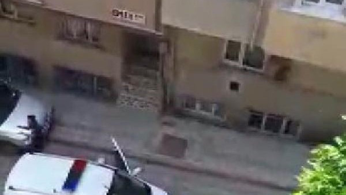 İstanbul'da polisi gören çocuklar kaçarak evlerine girdi