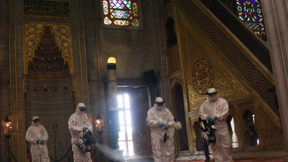 Sultanahmet, ilk cuma namazı için dezenfekte edildi