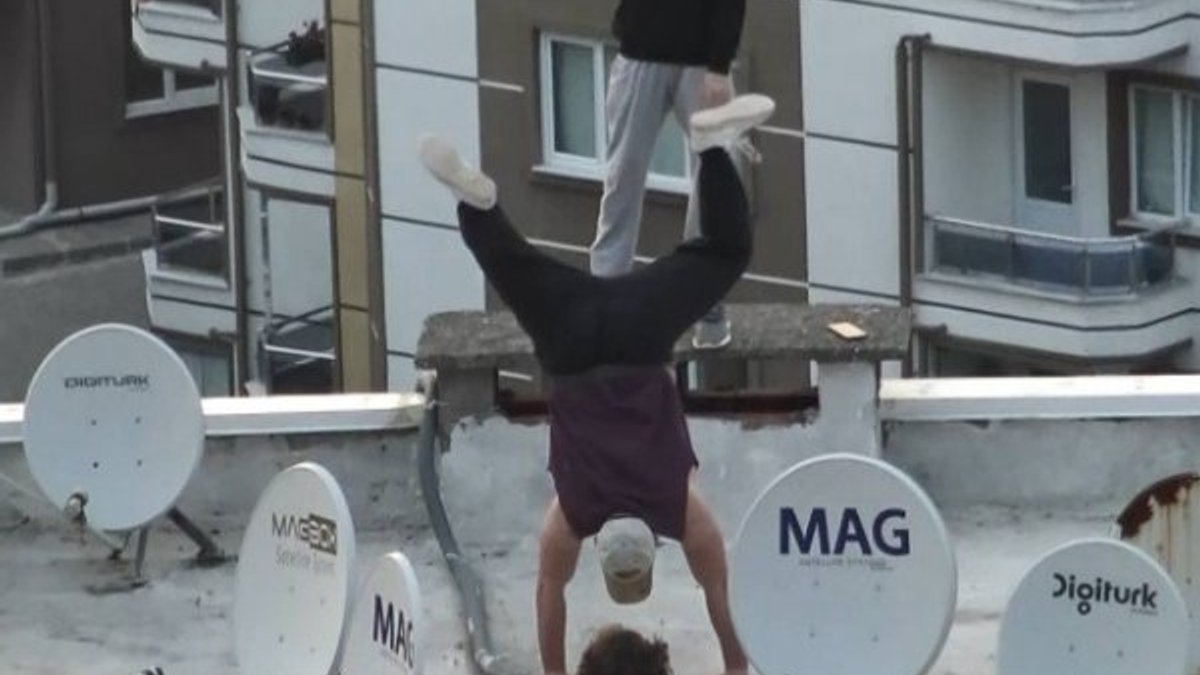 Çatı katında tehlikeli akrobatik gösteri
