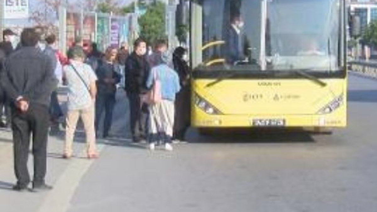Kadıköy'deki otobüs duraklarında yoğunluk