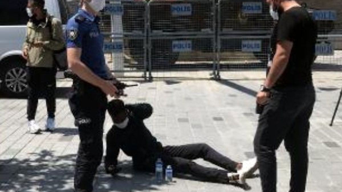 Taksim'de Kongo uyruklu şahıs polisi görünce fenalaştı