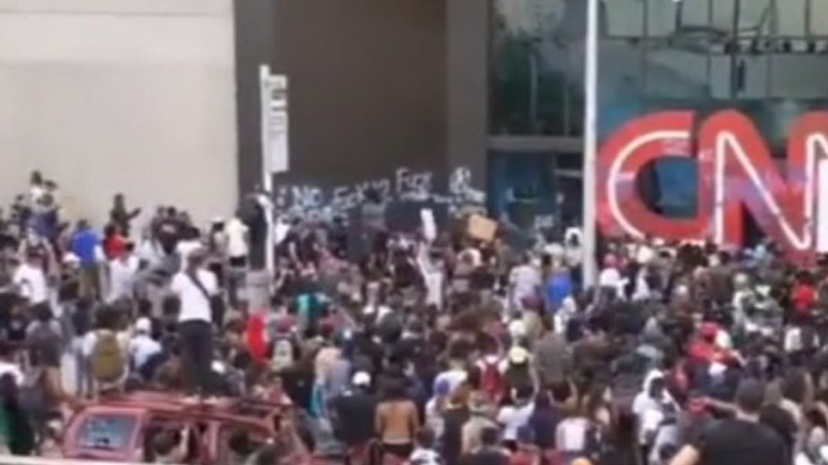 ABD’de göstericiler CNN binasına saldırdı