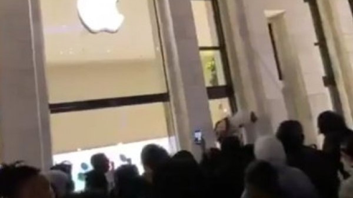 ABD'li göstericiler Apple mağazalarını yağmaladı