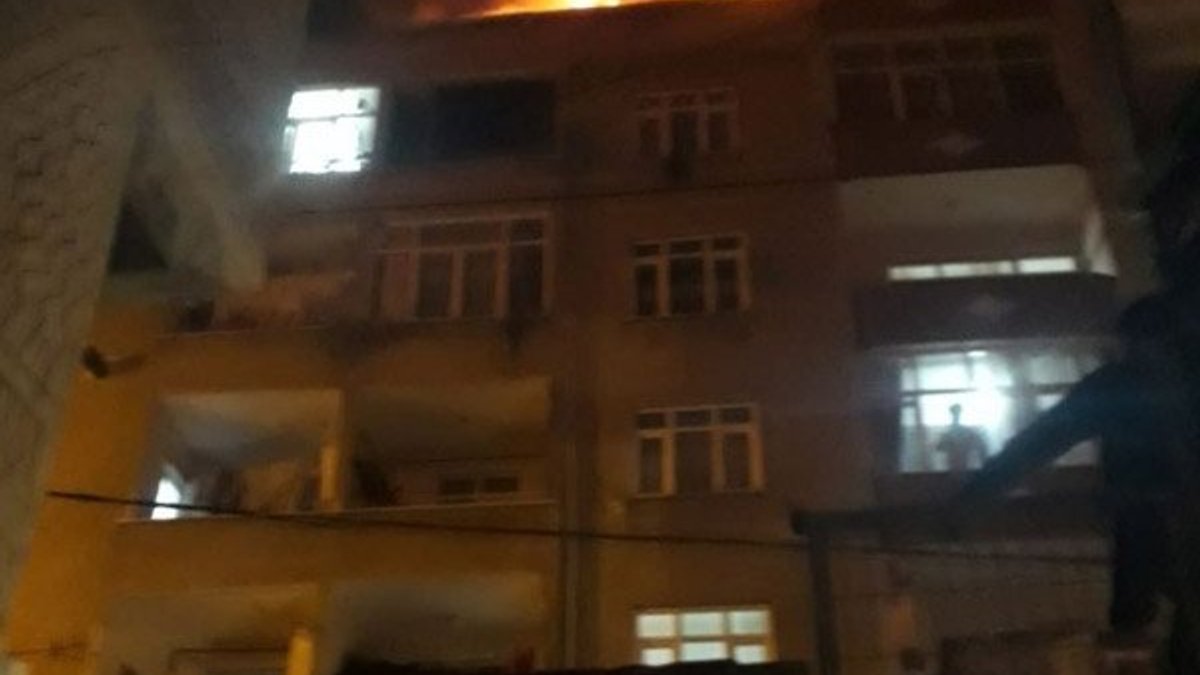 Bağcılar’da iki binanın çatında yangın