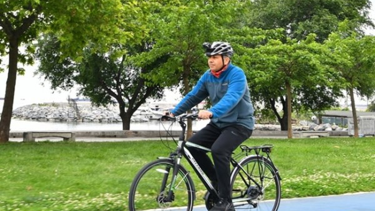 İstanbul Valisi Yerlikaya, iş yerine bisikletle geldi