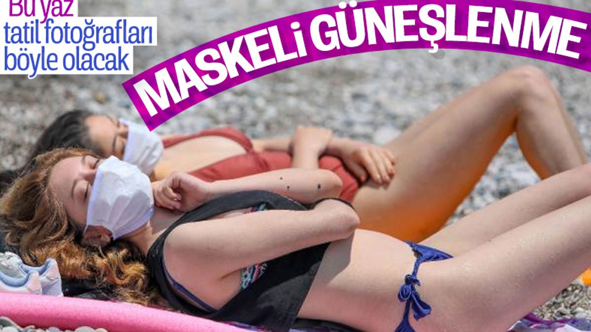Antalya'da tatilciler maskeli güneşlendi