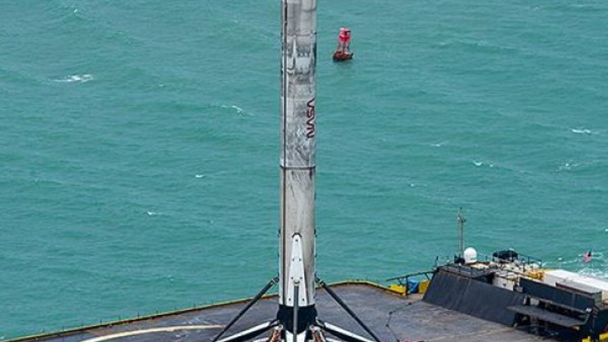 Astronotları uzaya fırlatan roket Falcon 9, karaya ulaştı
