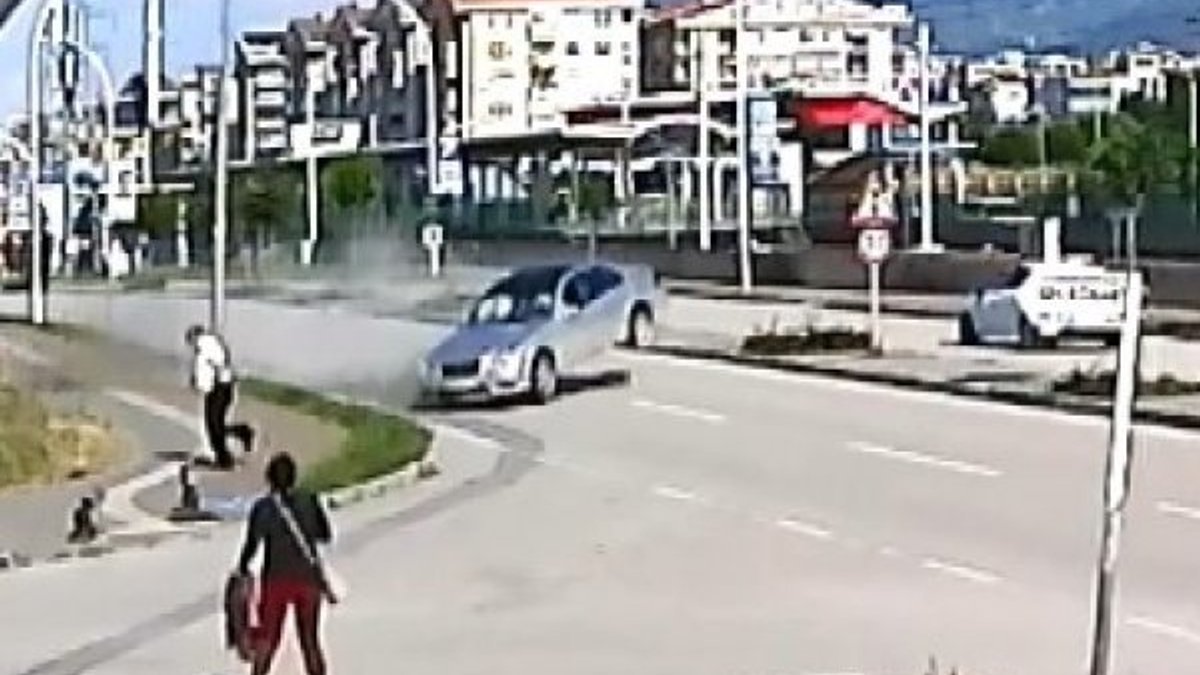 Bursa'da kontrolden çıkan otomobil direğe çarptı