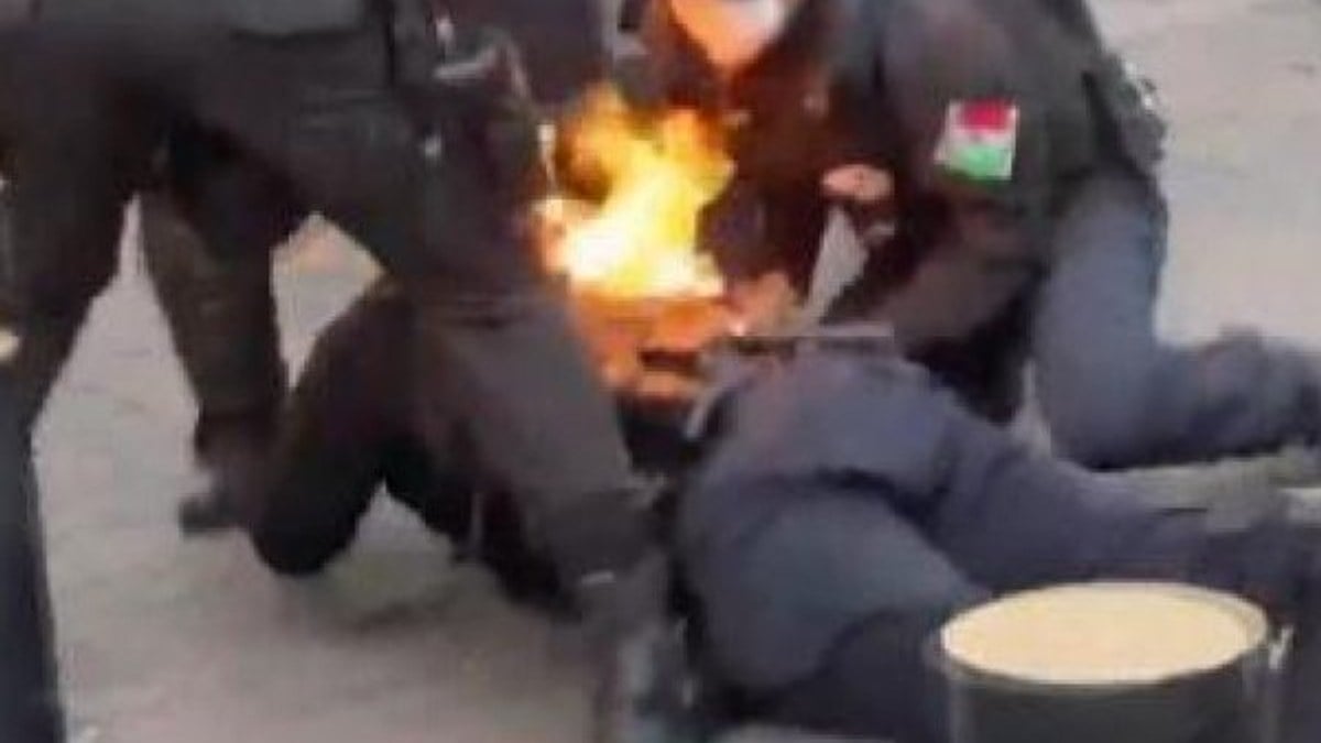 Meksika'da polis memuru ateşe verildi