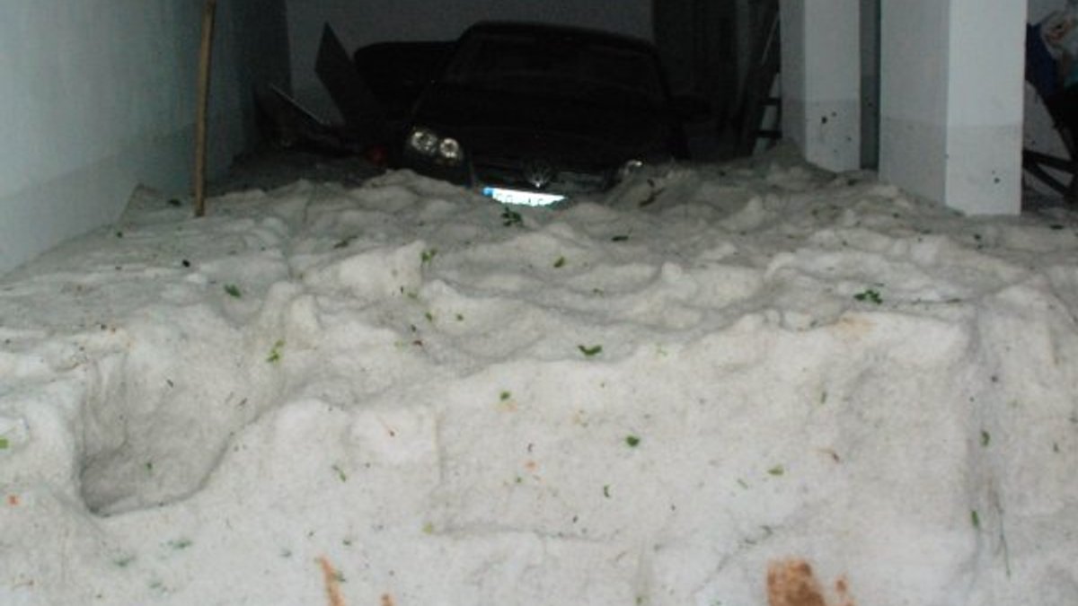 Tokat'ta yağan dolu, evin garajını bastı