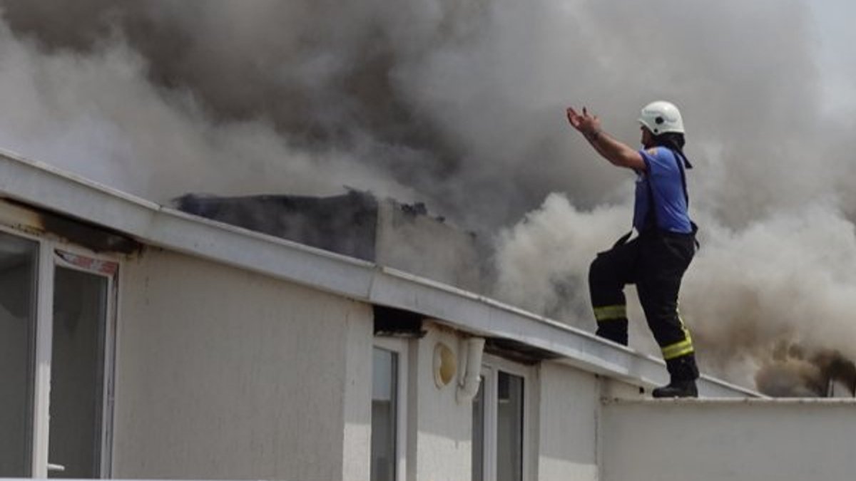 Bursa'da binanın çatı katında yangın çıktı