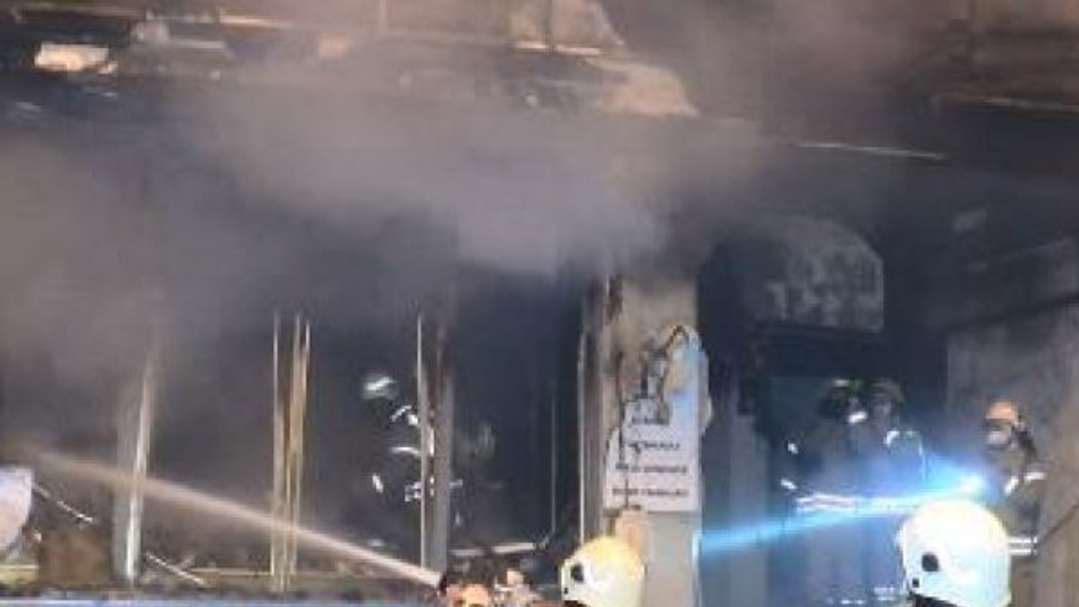 Kağıthane'de yangın, 2 kişi dumandan etkilendi