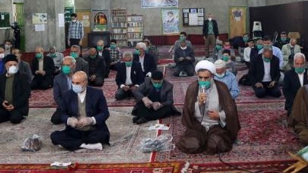 İran'da cuma namazı için maske ve kişisel seccade şartı