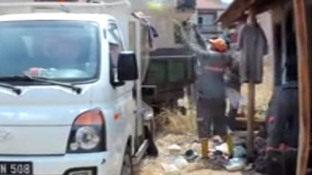 Manisa'da bir evden 15 ton atık çıktı