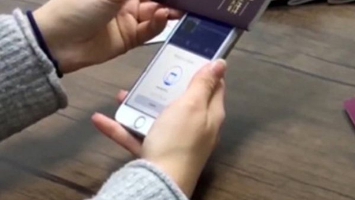 Kimlikleri ve pasaportları temassız doğrulayan uygulama