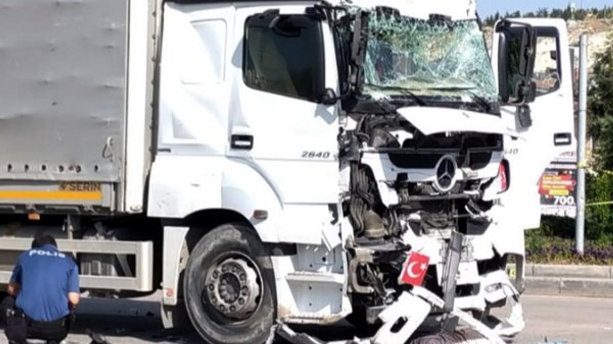 Ankara'da tırla midibüs çarpıştı: 2 ölü 3 yaralı