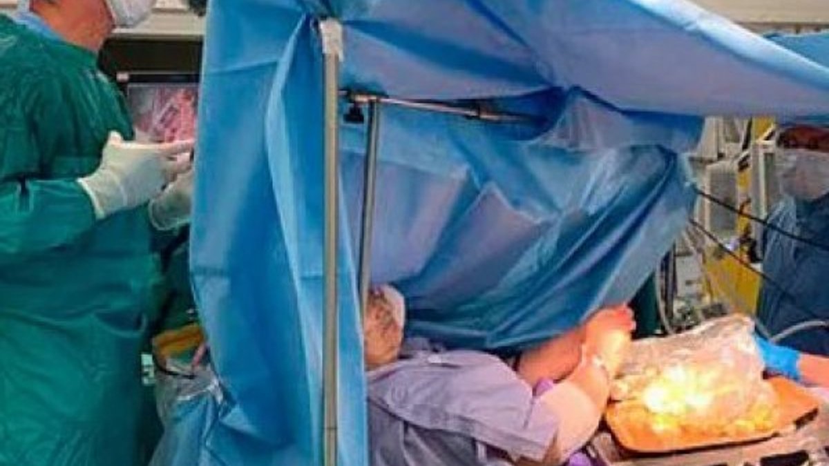 İtalyan kadın beyin ameliyatı sırasında dolma yaptı