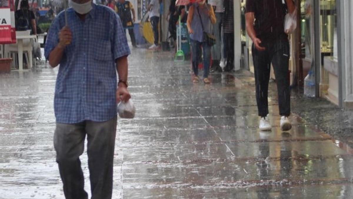 Beklenen yağmur Edirne'de başladı, İstanbul'a geliyor