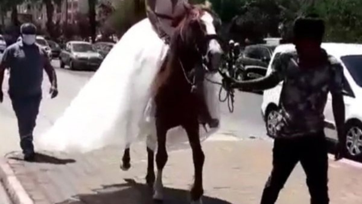 Antalya'da gelin ve damat düğüne atla gitti