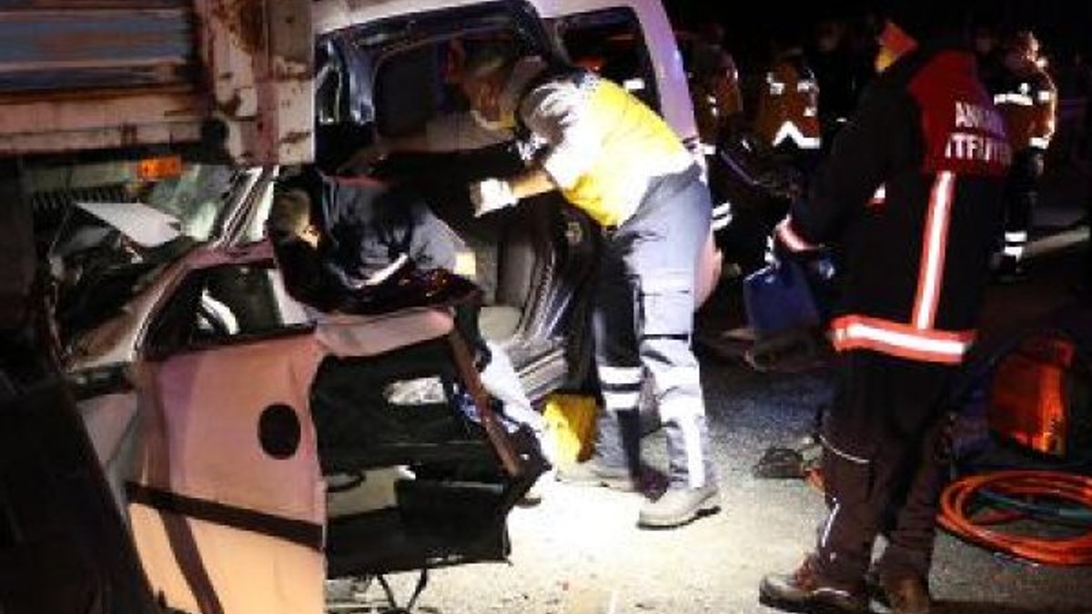 Ankara'da, hafif ticari araç kamyona çarptı: 2 ölü