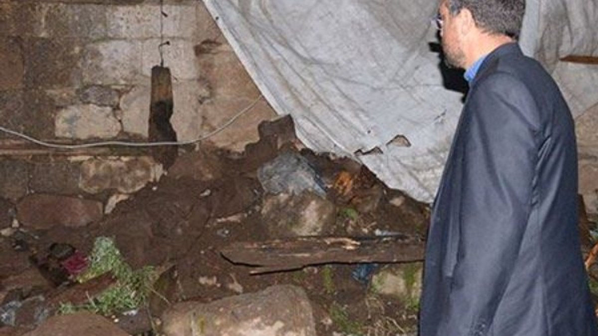 Bingöl'de bir aile, yıkılan evden 2 saat önce ayrıldı