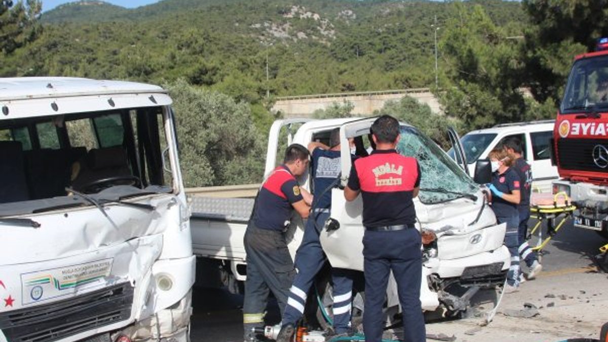 Bodrum’da işçileri taşıyan minibüs kaza yaptı: 8 yaralı