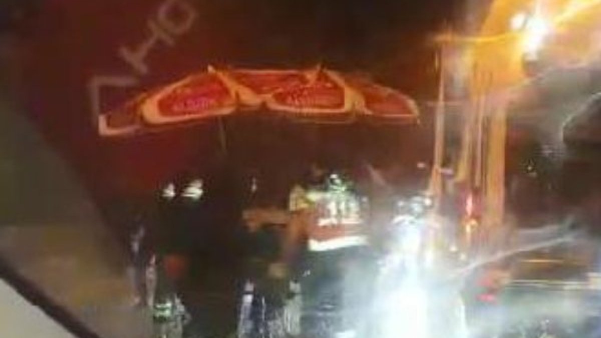 Bursa'da kaza yapan sürücüyü şemsiyeyle korudular