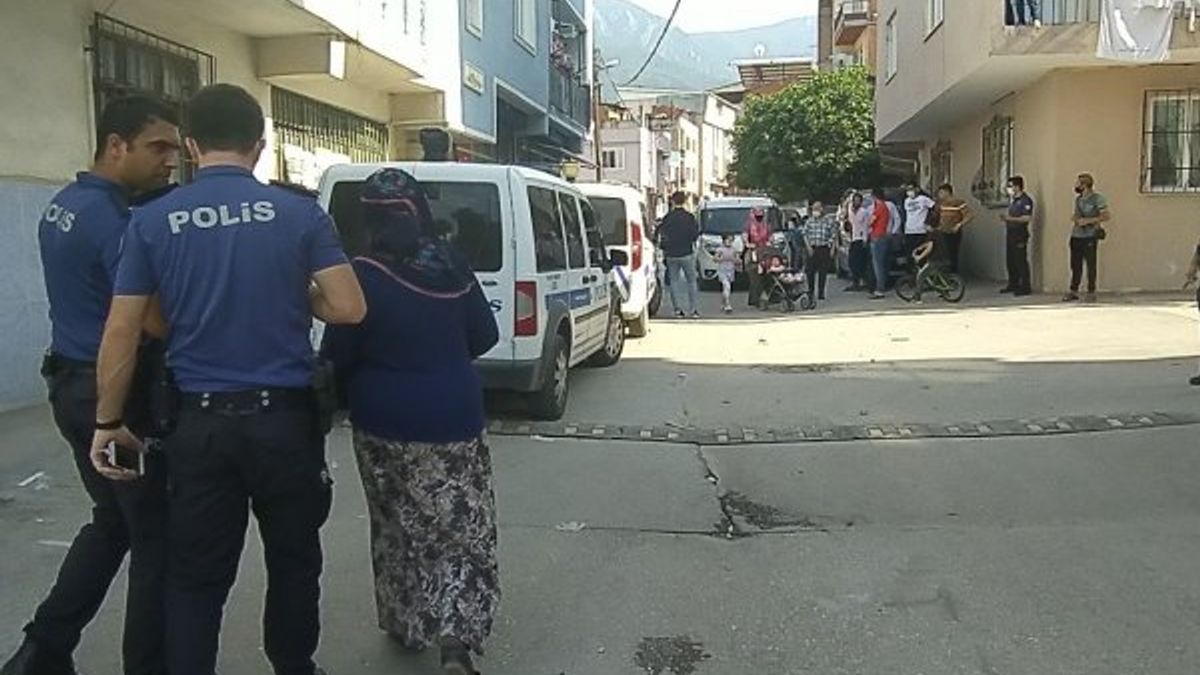 Bursa'da babasıyla kavga eden oğul polis otosunu taşladı