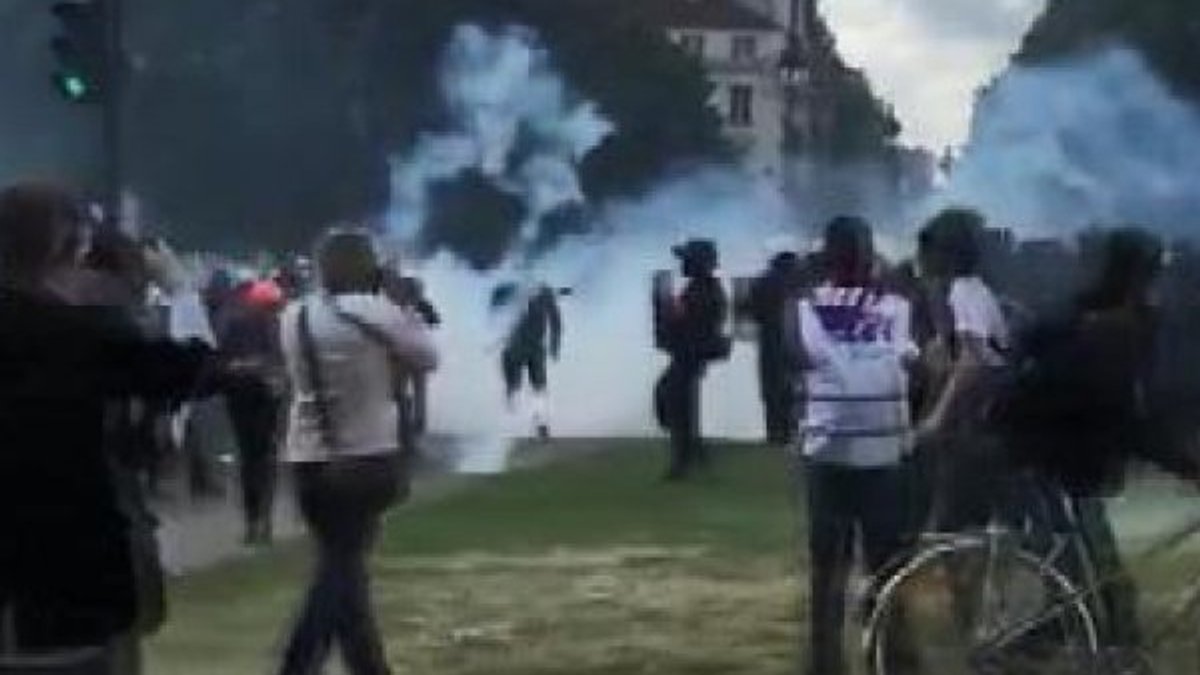 Fransa'da sağlıkçıların protestosuna polis müdahalesi