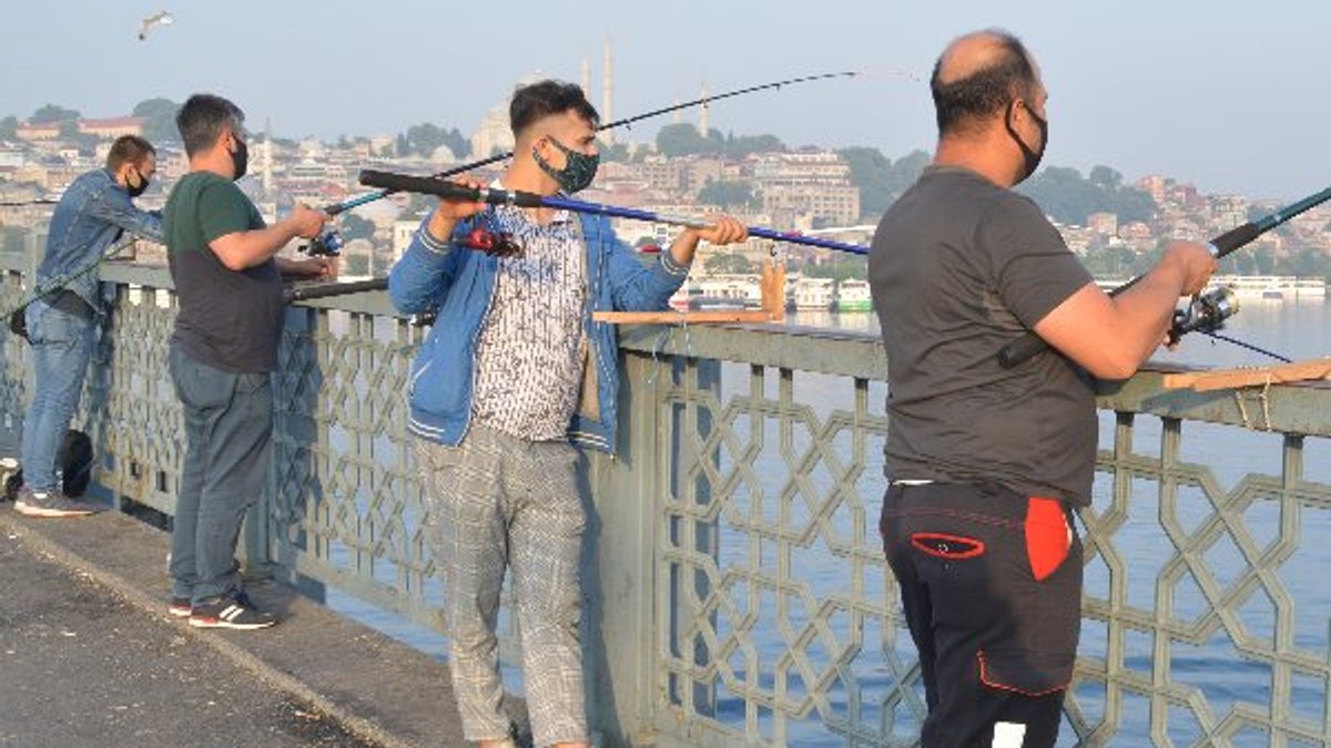 Galata Köprüsü'nde sosyal mesafeli balık avı