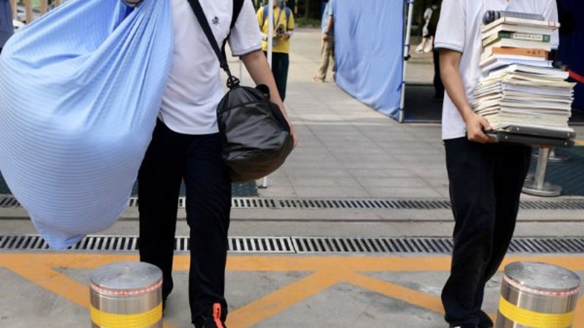 Pekin'de vakalar artınca öğrenciler okulu terk etti