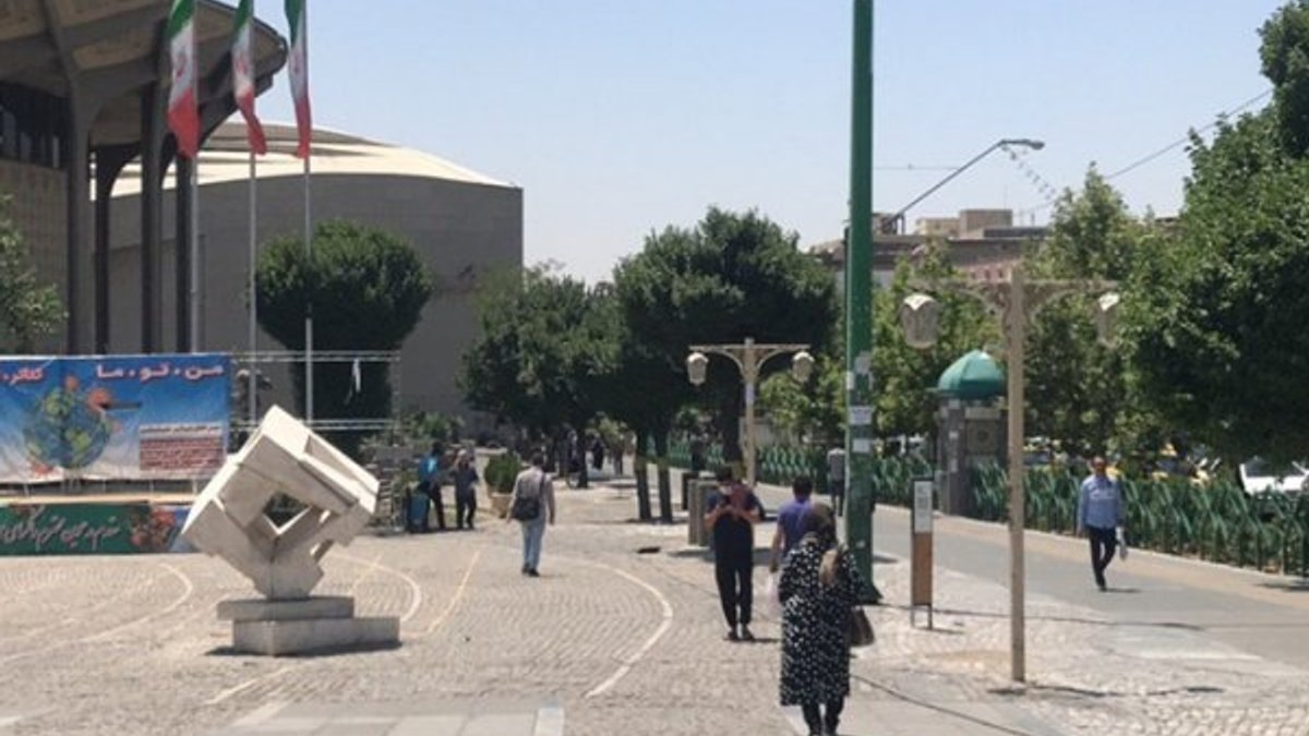 Korona vakalarının arttığı Tahran'da halk evine kapandı