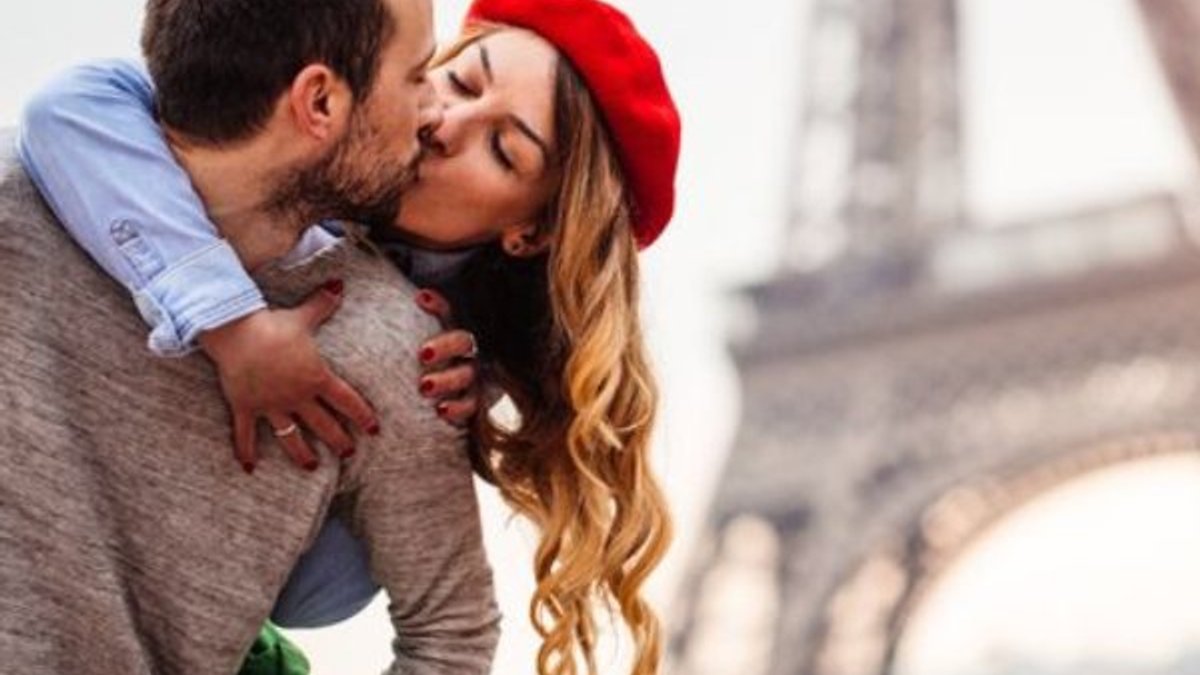 Fransa'da oyunculara öpüşme izni çıktı