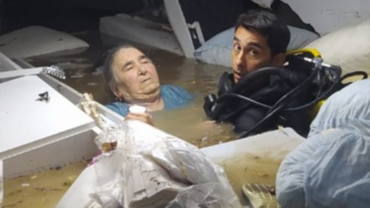 Adana'da, su basan tıp merkezinde mahsur kaldı