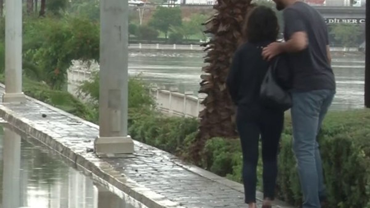 Adana’yı sel bastı sevgililer yürüyüşten vazgeçmedi