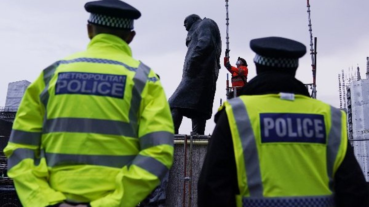 İngiltere'de Churchill'in heykelindeki koruma kaldırıldı