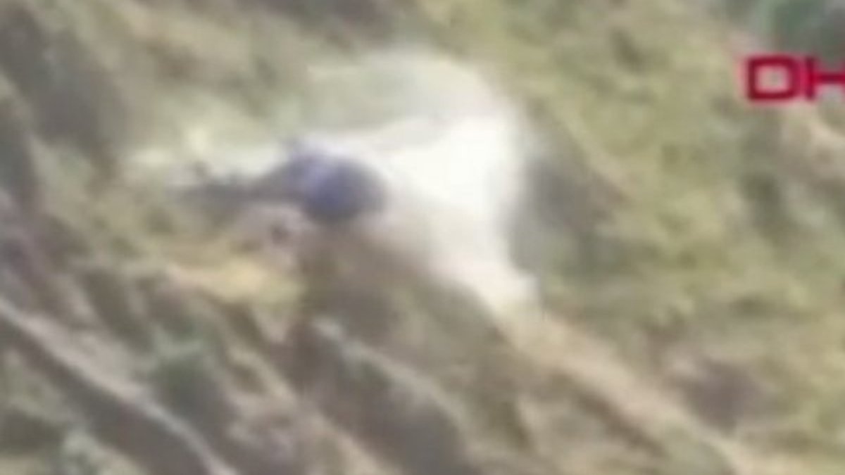 İtalya’nın helikopter sarp kayalıklara çarptı