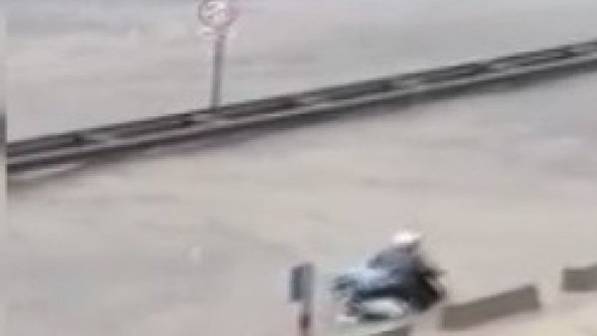Pendik'te motosikletini akıntıya kaptıran sürücü