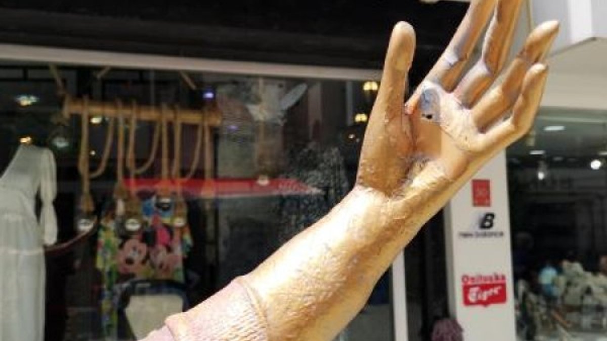 Edirne'de selfie yapan kadın heykelinin telefonu çalındı