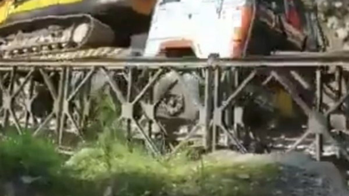 Hindistan'da tırı taşıyamayan köprü yıkıldı