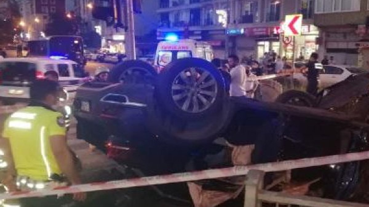 İstanbul'da otobüse çarpan otomobil takla attı: 3 yaralı