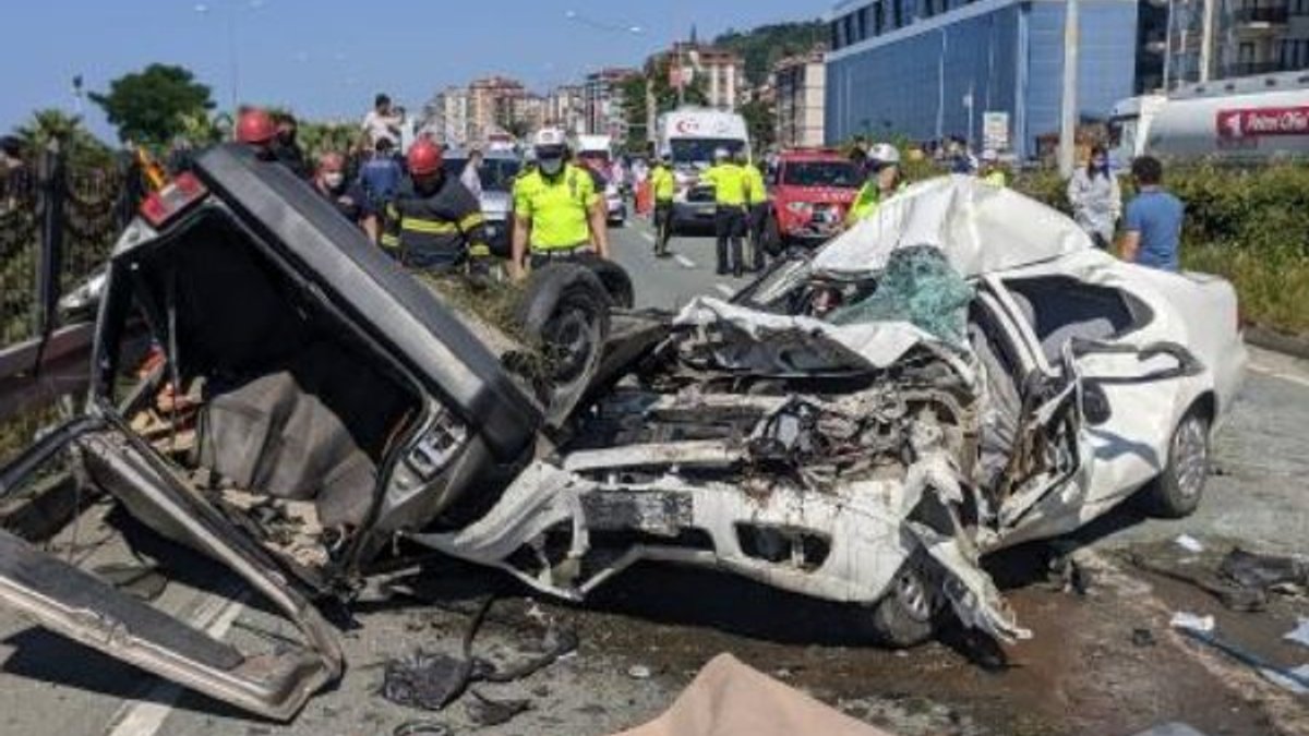 Rize'de iki otomobil çarpıştı, baba ve oğul öldü