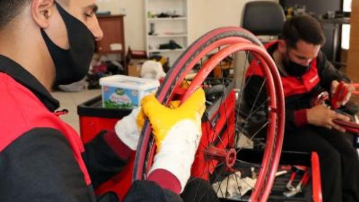 Van'da, kendisi gibi engellilerin araçlarını tamir ediyor