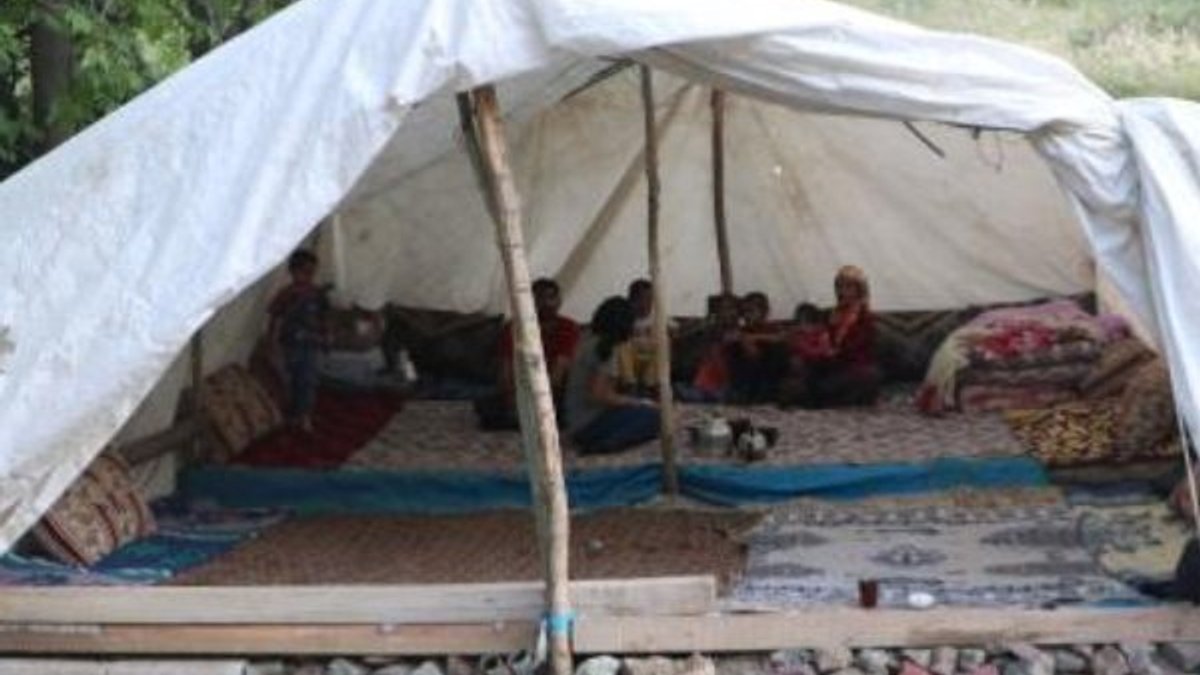 Hakkari'de 11 kişilik aile poşetten bozma çadırda yaşıyor