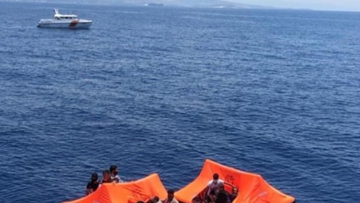 Foça açıklarında mahsur kalan 36 göçmen kurtarıldı
