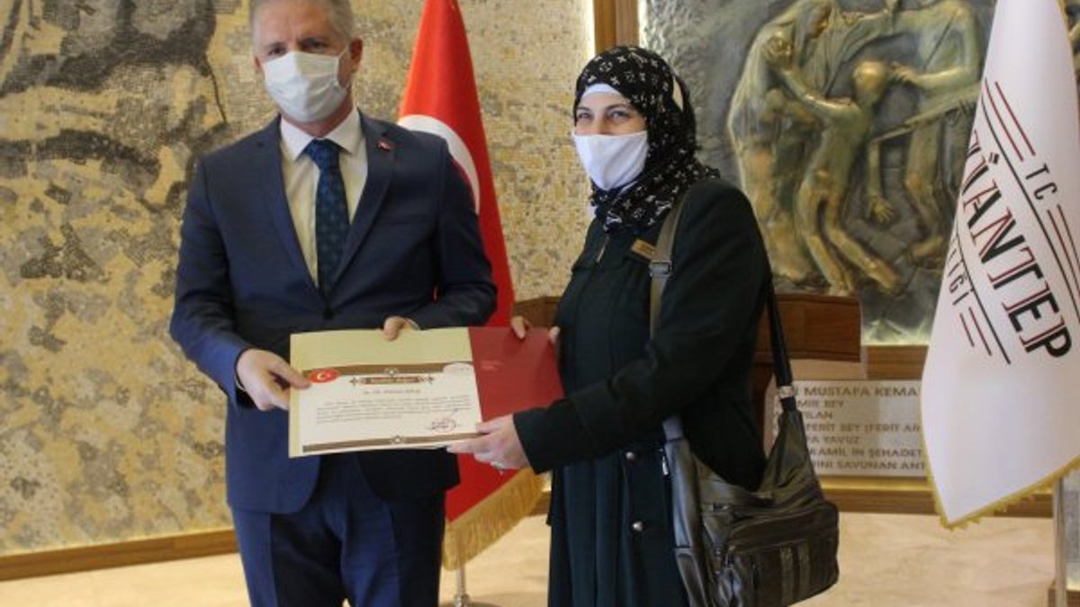 Gaziantep'te gönüllü Suriyeli doktorlara plaket verildi